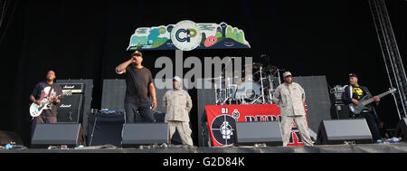 Southampton, Regno Unito. 28 Maggio, 2016. Il nemico pubblico di eseguire a Southampton gente comune del gruppo sono stati annunciati come ospiti speciali per La Stone Rose' quattro concerti a Manchester Etihad Stadium di questa estate. La American Public Enemy hip hop gruppo costituito da Chuck D, Flavor Flav, Professor Griff, Khari Wynn, DJ eterno e la S1W gruppo. Ha dovuto preforma senza sapore Flav come egli era stato rifiutato un visaa dal governo del Regno Unito Credito: uknip/Alamy Live News Foto Stock