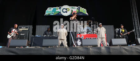 Southampton, Regno Unito. 28 Maggio, 2016. Il nemico pubblico di eseguire a Southampton gente comune del gruppo sono stati annunciati come ospiti speciali per La Stone Rose' quattro concerti a Manchester Etihad Stadium di questa estate. La American Public Enemy hip hop gruppo costituito da Chuck D, Flavor Flav, Professor Griff, Khari Wynn, DJ eterno e la S1W gruppo. Ha dovuto preforma senza sapore Flav come egli era stato rifiutato un visaa dal governo del Regno Unito Credito: uknip/Alamy Live News Foto Stock