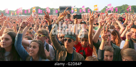 Southampton, Regno Unito. 28 Maggio, 2016. Il nemico pubblico di eseguire a Southampton gente comune del gruppo sono stati annunciati come ospiti speciali per La Stone Rose' quattro concerti a Manchester Etihad Stadium di questa estate. La American Public Enemy hip hop gruppo costituito da Chuck D, Flavor Flav, Professor Griff, Khari Wynn, DJ eterno e la S1W gruppo. Ha dovuto preforma senza sapore Flav come egli era stato rifiutato un visaa dal governo del Regno Unito Credito: uknip/Alamy Live News Foto Stock