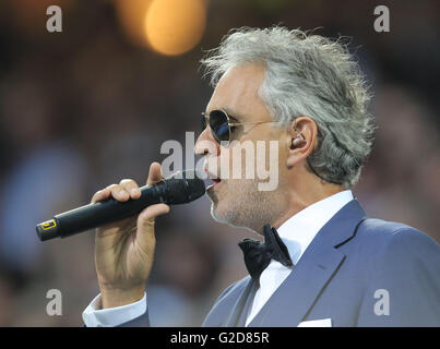 Milano, Italia. 28 Maggio, 2016. Milano, Italia. 28 Maggio, 2016. Andrea Bocelli REAL MADRID - atletico madrid Fussball UEFA Champions League, finale, Milano, Italia, Giugno 28th, 2016 CL Saison 2015/2016 Credito: Peter Schatz/Alamy Live News Foto Stock