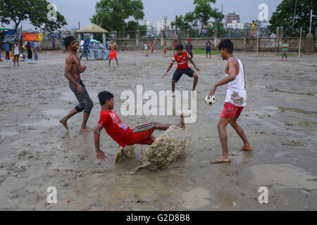 Dacca in Bangladesh. 28 Maggio, 2016. I ragazzi stanno giocando a calcio nel pomeriggio. © Mohammad Hossain Ponir/ZUMA filo/Alamy Live News Foto Stock