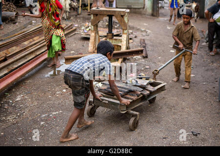 Dacca in Bangladesh. 28 Maggio, 2016. I bambini che lavorano in un cantiere navale a Dhaka. © Mohammad Hossain Ponir/ZUMA filo/Alamy Live News Foto Stock