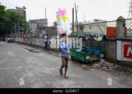 Dacca in Bangladesh. 28 Maggio, 2016. Ragazzo vende cibo di strada. © Mohammad Hossain Ponir/ZUMA filo/Alamy Live News Foto Stock