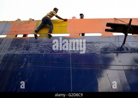 Dacca in Bangladesh. 28 Maggio, 2016. I lavoratori stanno lavorando in un cantiere navale a Dhaka senza alcuna protezione di sicurezza. © Mohammad Hossain Ponir/ZUMA filo/Alamy Live News Foto Stock