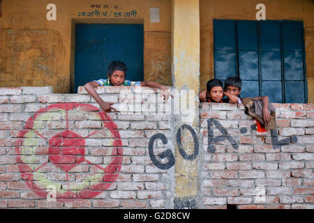 Dacca in Bangladesh. 28 Maggio, 2016. I ragazzi trascorrono il loro tempo libero presso la loro scuola. © Mohammad Hossain Ponir/ZUMA filo/Alamy Live News Foto Stock