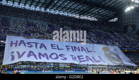 Milano, Italia. 28 Maggio, 2016. I fan del Real Madrid prima della finale di UEFA Champions League tra il Real Madrid e il Atlético de Madrid presso lo Stadio Giuseppe Meazza di Milano, Italia, 28 maggio 2016. Foto: Christian Charisius/dpa/Alamy Live News Foto Stock