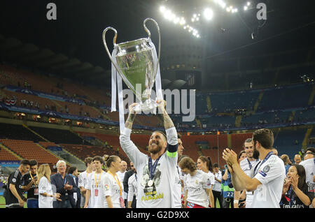 Milano, Italia. 28 Maggio, 2016. Il Real Madrid è il capitano Sergio Ramos solleva il trofeo dopo aver vinto la finale di UEFA Champions League tra il Real Madrid e il Atlético de Madrid presso lo Stadio Giuseppe Meazza di Milano, Italia, 28 maggio 2016. Foto: Christian Charisius/dpa/Alamy Live News Foto Stock