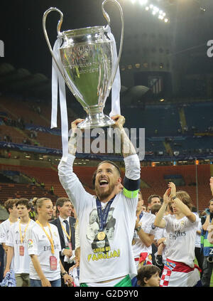 Milano, Italia. 28 Maggio, 2016. Il Real Madrid è il capitano Sergio Ramos solleva il trofeo dopo aver vinto la finale di UEFA Champions League tra il Real Madrid e il Atlético de Madrid presso lo Stadio Giuseppe Meazza di Milano, Italia, 28 maggio 2016. Foto: Christian Charisius/dpa/Alamy Live News Foto Stock