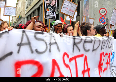 Torino, Italia. 28 Maggio, 2016. Pochi giorni prima del voto per il rinnovo dei giunti di diverse città italiane (tra cui Roma, Milano, Torino, Bologna) alcune realtà di lotta sono scesi in piazza per mostrare le ragioni delle lotte sociali contro la disoccupazione, gli sfratti e l affermazione della casa. © Daniela Parra Saiani/Pacific Press/Alamy Live News Foto Stock