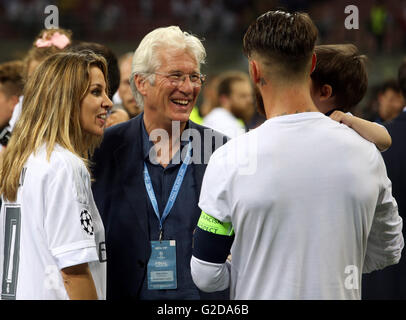 Milano, Italia. 28 Maggio, 2016. Finale di UEFA Champions League tra il Real Madrid e il Atlético de Madrid presso lo stadio San Siro di Milano, Italia. Richard Gere si congratula con Sergio Ramos © Azione Sport Plus/Alamy Live News Foto Stock