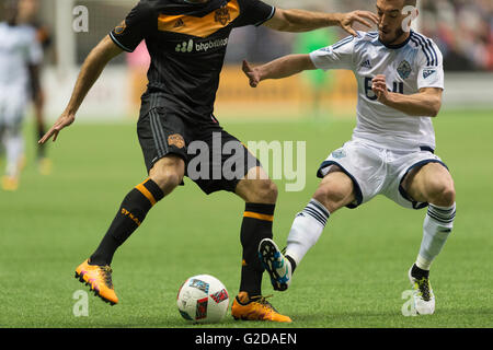 Vancouver, Canada. 28 Maggio, 2016. Vancouver Whitecaps centrocampista Russell Teibert (31) cercando di ottenere la palla da Houston Dynamo avanti Andrew Wenger (11). Vancouver Whitecaps vs Houston Dynamo, BC Place Stadium. Punteggio finale 1-1. Credito: Gerry Rousseau/Alamy Live News Foto Stock