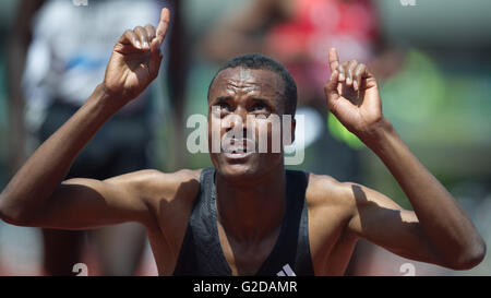 Eugene, Stati Uniti d'America. 28 Maggio, 2016. Edris Muktar di Etiopia celebra dopo l'uomo 5000 metri finale al 2016 IAAF Diamond League in Eugene, Stati Uniti, il 28 maggio 2016. Edris Muktar rivendicato il titolo con 12:59.43. © Yang Lei/Xinhua/Alamy Live News Foto Stock