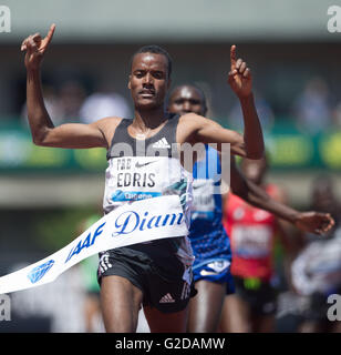 Eugene, Stati Uniti d'America. 28 Maggio, 2016. Edris Muktar di Etiopia celebra durante l'uomo 5000 metri finale al 2016 IAAF Diamond League in Eugene, Stati Uniti, il 28 maggio 2016. Edris Muktar rivendicato il titolo con 12:59.43. © Yang Lei/Xinhua/Alamy Live News Foto Stock