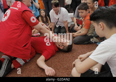 Bucarest, Romania. 28 Maggio, 2016. La gente osservare il servizio di emergenza personale dimostrando CPR (rianimazione cardiopolmonare) manovre presso il National Arena stadium di Bucarest, Romania, 28 maggio 2016. Oltre 10.000 cittadini guidati da istruttori 600 stabilire un record nazionale di persone si sono radunate per una rianimazione cardiopolmonare sessione di formazione qui il sabato. © Gabriel Petrescu/Xinhua/Alamy Live News Foto Stock