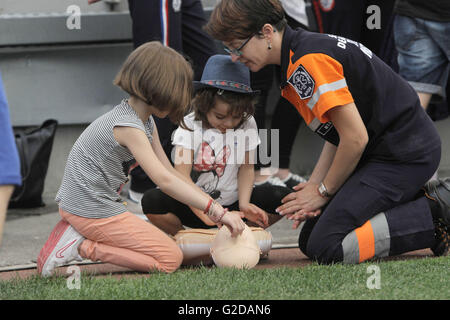 Bucarest, Romania. 28 Maggio, 2016. Due ragazze pratica CPR (rianimazione cardiopolmonare) presso il National Arena stadium di Bucarest, Romania, 28 maggio 2016. Oltre 10.000 cittadini guidati da istruttori 600 stabilire un record nazionale di persone si sono radunate per una rianimazione cardiopolmonare sessione di formazione qui il sabato. © Gabriel Petrescu/Xinhua/Alamy Live News Foto Stock