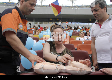 Bucarest, Romania. 28 Maggio, 2016. Una donna practice CPR (rianimazione cardiopolmonare) manovre presso il National Arena stadium di Bucarest, Romania, 28 maggio 2016. Oltre 10.000 cittadini guidati da istruttori 600 stabilire un record nazionale di persone si sono radunate per una rianimazione cardiopolmonare sessione di formazione qui il sabato. © Gabriel Petrescu/Xinhua/Alamy Live News Foto Stock