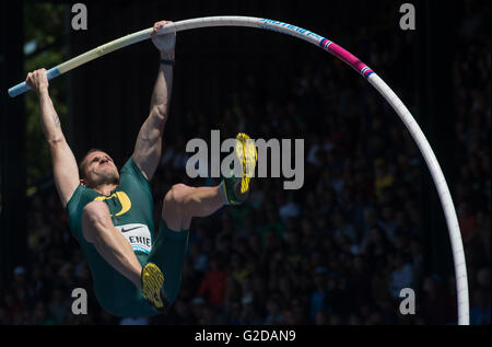 Eugene, Stati Uniti d'America. 28 Maggio, 2016. Renaud Lavillenie di Francia compete durante l uomo Pole Vault finale al 2016 IAAF Diamond League in Eugene, Stati Uniti, il 28 Maggio 2016.Renaud Lavillenie rivendicato il titolo con 5,81 metri. © Yang Lei/Xinhua/Alamy Live News Foto Stock