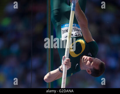 Eugene, Stati Uniti d'America. 28 Maggio, 2016. Renaud Lavillenie di Francia compete durante l uomo Pole Vault finale al 2016 IAAF Diamond League in Eugene, Stati Uniti, il 28 Maggio 2016.Renaud Lavillenie rivendicato il titolo con 5,81 metri. © Yang Lei/Xinhua/Alamy Live News Foto Stock