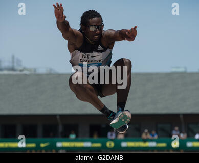 Eugene, Stati Uniti d'America. 28 Maggio, 2016. Omar Craddock degli Stati Uniti compete durante gli Uomini Salto triplo Finale al 2016 IAAF Diamond League in Eugene, Stati Uniti, il 28 maggio 2016. Omar Craddock ha colto il terzo posto con 17,15 metri. © Yang Lei/Xinhua/Alamy Live News Foto Stock