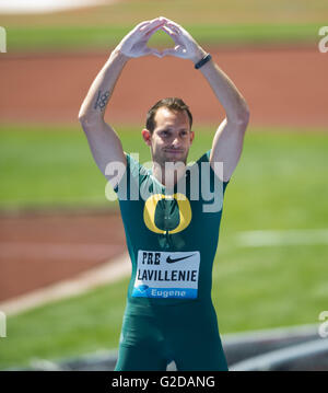 Eugene, Stati Uniti d'America. 28 Maggio, 2016. Renaud Lavillenie della Francia i gesti durante l uomo Pole Vault finale al 2016 IAAF Diamond League in Eugene, Stati Uniti, il 28 Maggio 2016.Renaud Lavillenie rivendicato il titolo con 5,81 metri. © Yang Lei/Xinhua/Alamy Live News Foto Stock