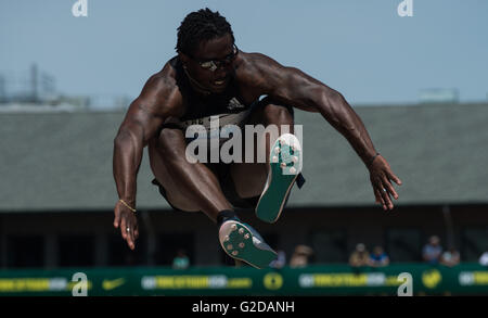 Eugene, Stati Uniti d'America. 28 Maggio, 2016. Omar Craddock degli Stati Uniti compete durante gli Uomini Salto triplo Finale al 2016 IAAF Diamond League in Eugene, Stati Uniti, il 28 maggio 2016. Omar Craddock ha colto il terzo posto con 17,15 metri. © Yang Lei/Xinhua/Alamy Live News Foto Stock