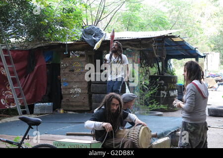 Buenos Aires, Argentina. Xxiv Maggio, 2016. Città escapists sit in 'Velatropa' villaggio hippie sul campus dell'Università di Buenos Aires a Buenos Aires, Argentina, 24 maggio 2016. Le abitazioni sono state costruite dai coloni fuori di legno, fango e vetro riciclato. Foto: Juan Garff/dpa/Alamy Live News Foto Stock