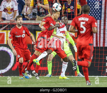 Harrison, NJ, Stati Uniti d'America. 28 Maggio, 2016. Toronto FC defender Justin Morrow (2) capi la palla durante una partita di MLS tra il Toronto FC e il New York Red Bulls in Red Bull Arena di Harrison, NJ. Mike Langish/Cal Sport Media. © csm/Alamy Live News Foto Stock