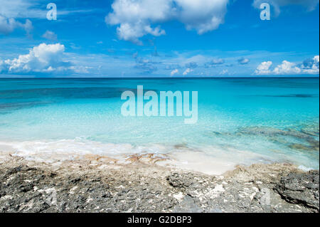 La vista di immacolata spiaggia rocciosa sull isola disabitata di Half Moon Cay (Bahamas ). Foto Stock