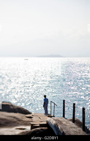 Uomo in piedi alla fine del molo, Nha Trang, Vietnam Asia Foto Stock