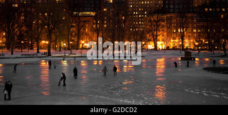 Persone su Congelato stagno a Boston, MA Foto Stock