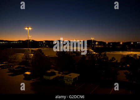 I camion di grandi dimensioni in arresto carrello accanto al parcheggio di notte Foto Stock