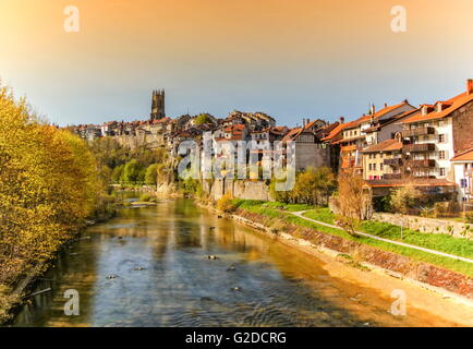 Vista panoramica della cattedrale di San Nicola e la Sarine fiume in Fribourg, Svizzera Foto Stock