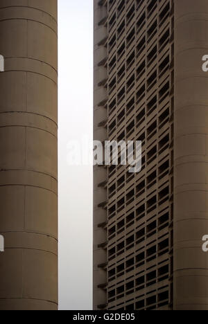 Simetrical e ripetitivi di facciate di alta e moderni edifici Foto Stock