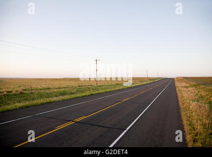 Autostrada attraverso pianure rurale, Texas, Stati Uniti d'America Foto Stock