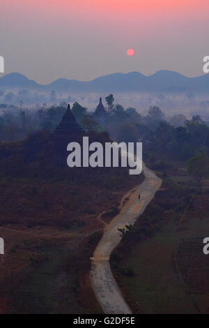 Antiche pagode al Misty Sunrise, Mrauk-Oo, Myanmar Foto Stock