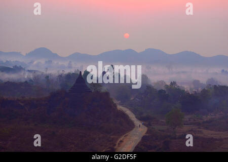 Antiche pagode di Sunrise, Mrauk-Oo, Myanmar Foto Stock