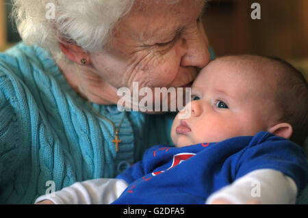 Grande Nonna Kissing Pronipote Foto Stock