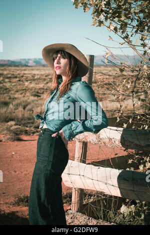 Ritratto di giovane donna adulta in Cowboy in ambiente rurale Foto Stock