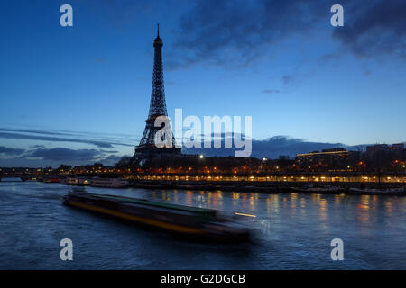 Alla Torre Eiffel e al fiume Senna all'alba con un passante Inclus. Port de Suffren, Paris, 75015, Francia Foto Stock