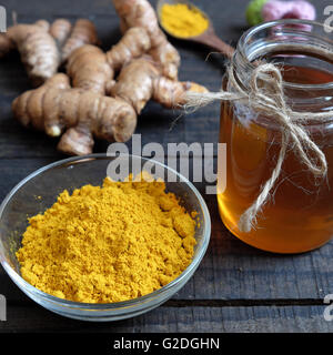 La curcuma in polvere con Ape Miele, del prodotto di agricoltura, Nutrizione, cibo sano, cosmetici naturali, cura di bellezza,trattare mal di stomaco Foto Stock