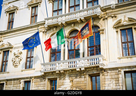 Palazzo e bandiere sul Grand Canal, Venezia, Veneto, Italia Foto Stock