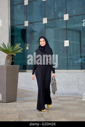 Emarati Arab Business donna al di fuori dell'ufficio in Dubai Emirati Arabi Uniti. Foto Stock