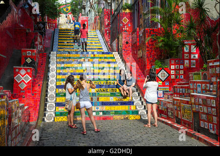 RIO DE JANEIRO - MARZO 29, 2016: turisti visitano le colorate piastrelle a mosaico presso la popolare Escadaria Selaron Selaron (passaggi). Foto Stock