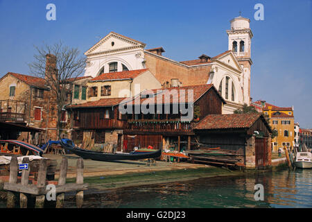 Squero di San Trovaso, Dorsoduro, Venezia, Italia: uno degli ultimi seminari in gondola a sinistra in Venezia Foto Stock