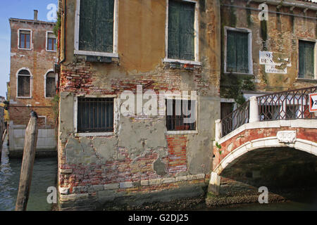 Il pittoresco decadendo banca Canale di Beagle case, incrocio di Rio di San Pantalon e Rio di Ca' Foscari, Santa Croce, Venezia Foto Stock