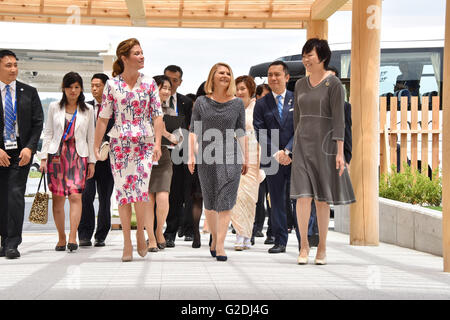 Sophie Gregoire-Trudeau, moglie del Canada è il primo ministro Justin Trudeau, sinistra, passeggiate con Malgorzata brosmio, moglie del Presidente del Consiglio europeo Donald Tusk, centro e Akie Abe, moglie del Primo Ministro giapponese Shinzo Abe durante una visita a margine del Vertice G7 Maggio 27, 2016 in Shima, Prefettura di Mie, Giappone. Foto Stock