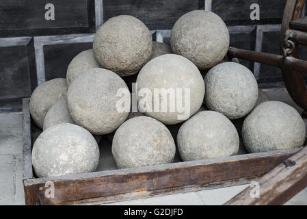 Pietra palla di cannone heap stack di gruppo Foto Stock