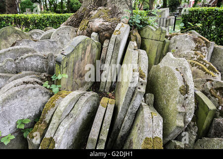 Lapidi impacchettata intorno alla struttura di Hardy nel vecchio St Pancras sagrato, St Pancras, London, England, Regno Unito Foto Stock