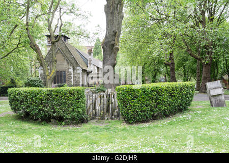 Lapidi impacchettata intorno alla struttura di Hardy nel vecchio St Pancras sagrato, St Pancras, London, England, Regno Unito Foto Stock