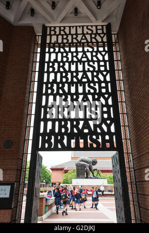 Una statua di bronzo di Sir Isaac Newton di Eduardo Paolozzi, al di fuori della British Library di Londra, Inghilterra, Regno Unito Foto Stock